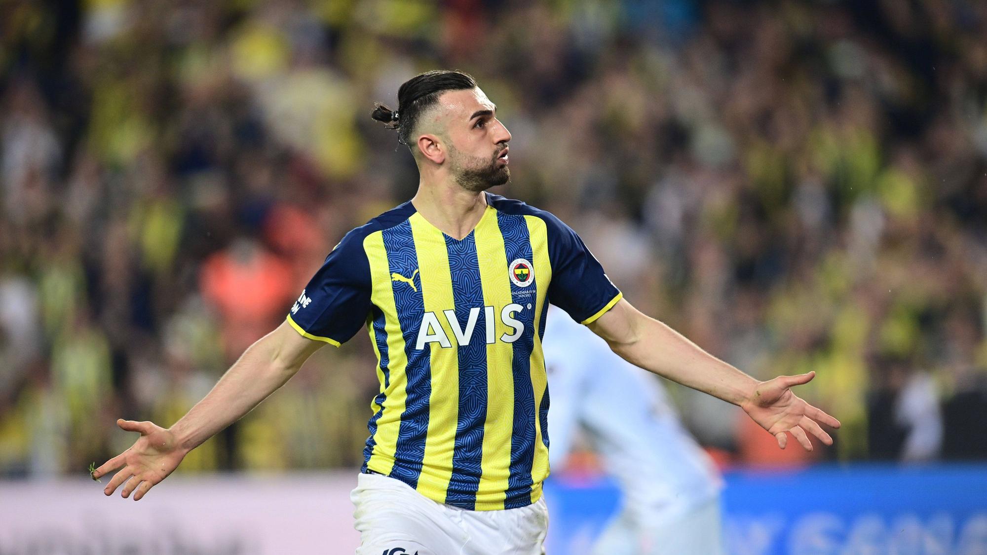 Serdar Dursun von Fenerbahce bejubelt einen Treffer im Duell mit Galatasaray am 10. April 2022