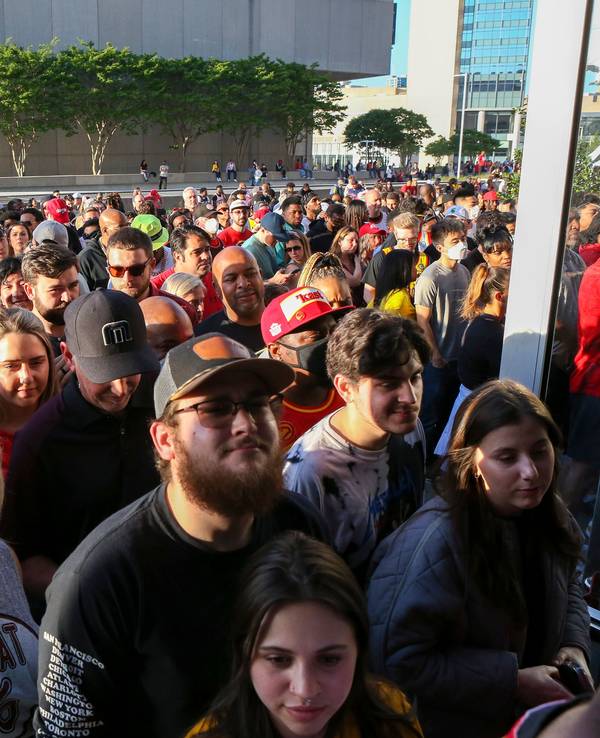 Zuschauerinnen und Zuschauer strömen nach der Entwarnung vor dem Spiel der Atlanta Hawks gegen die Miami Heat am 22. April 2022 zurück in die Halle.