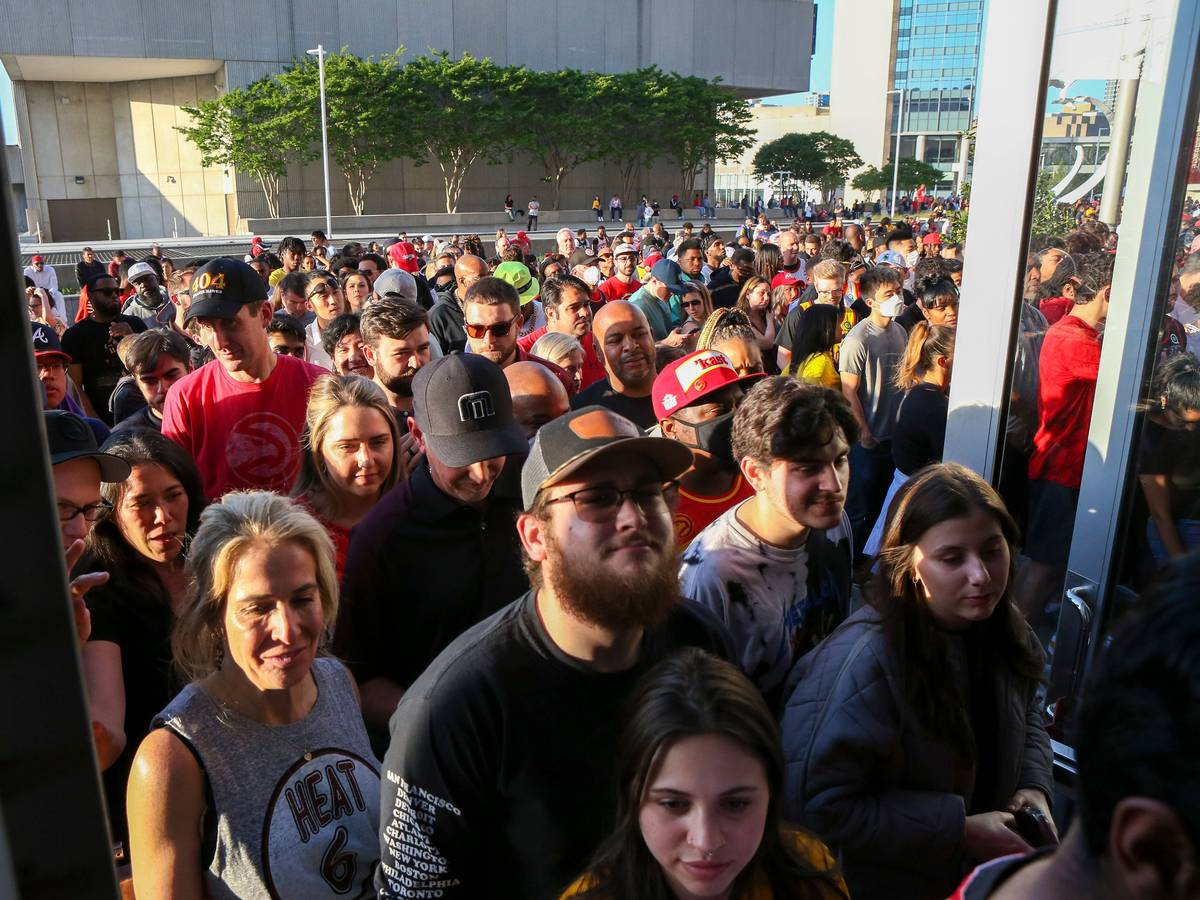 Zuschauerinnen und Zuschauer strömen nach der Entwarnung vor dem Spiel der Atlanta Hawks gegen die Miami Heat am 22. April 2022 zurück in die Halle.