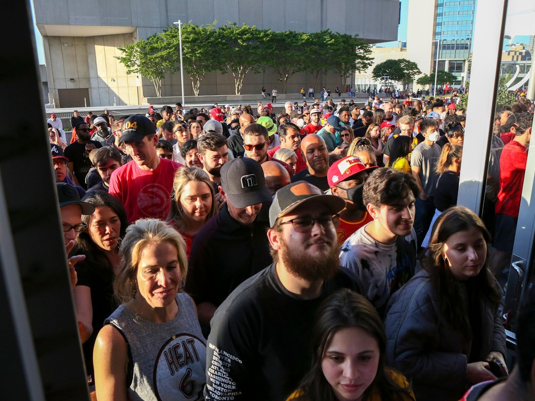 Zuschauerinnen und Zuschauer strömen nach der Entwarnung vor dem Spiel der Atlanta Hawks gegen die Miami Heat am 22. April 2022 zurück in die Halle.