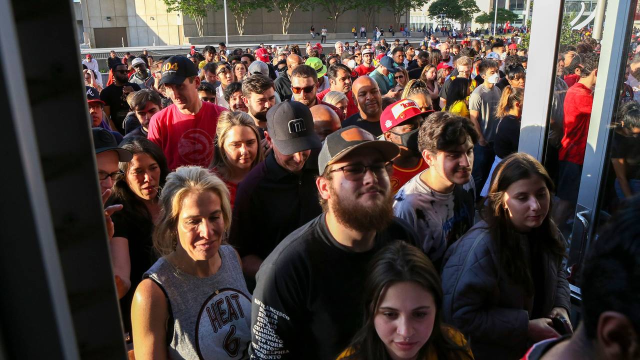 Zuschauerinnen und Zuschauer strömen nach der Entwarnung vor dem Spiel der Atlanta Hawks gegen die Miami Heat am 22. April 2022 zurück in die Halle.