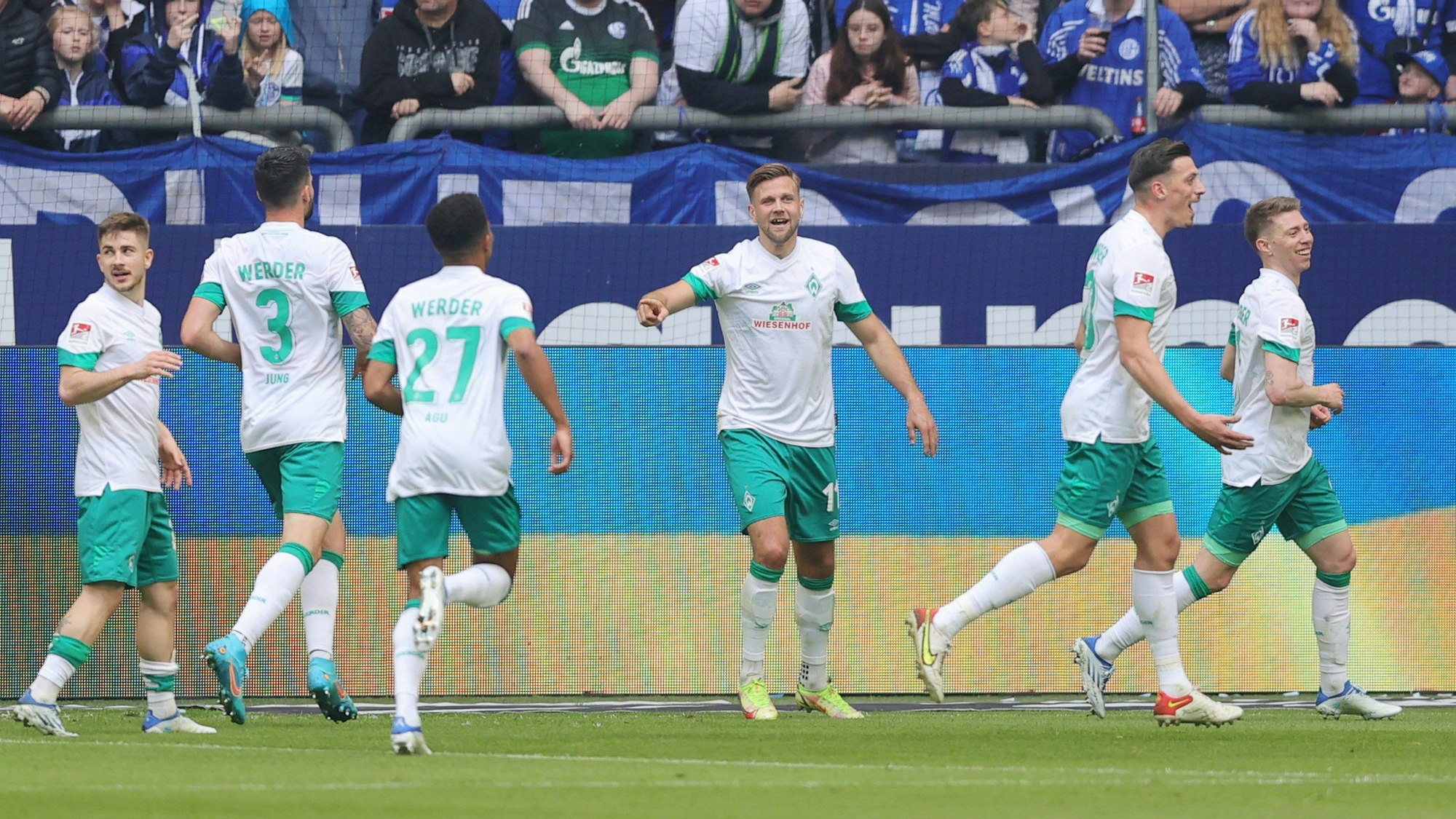 Niclas Füllkrug feiert sein Tor mit den Teamkollegen des SV Werder Bremen