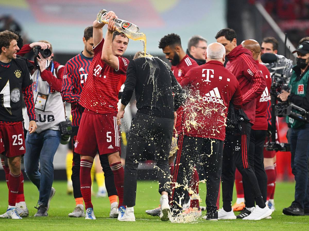 Der FC Bayern feiert mit einer Bierdusche für Trainer Julian Nagelsmann nach dem Sieg gegen Borussia Dortmund die Meisterschaft.