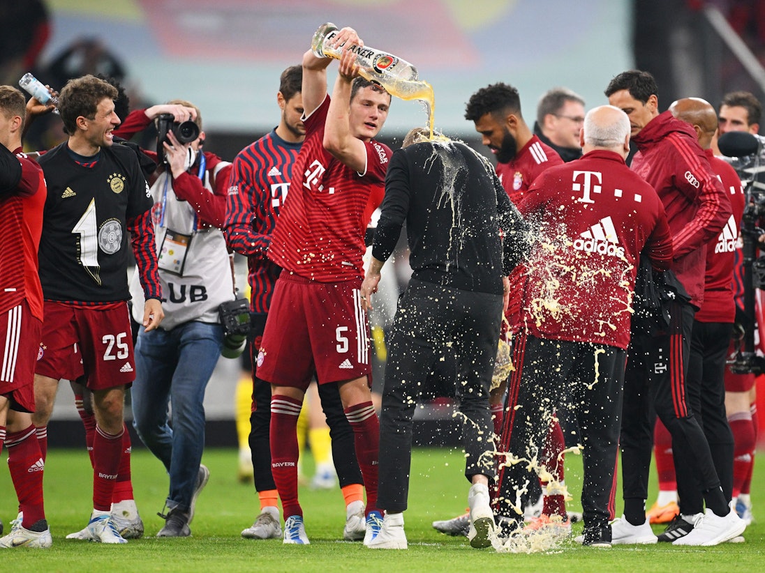 Der FC Bayern feiert mit einer Bierdusche für Trainer Julian Nagelsmann nach dem Sieg gegen Borussia Dortmund die Meisterschaft.