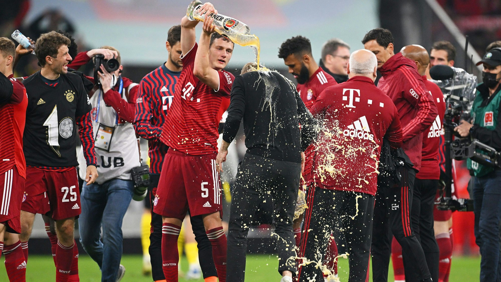 Der FC Bayern feiert mit einer Bierdusche für Trainer Julian Nagelsmann nach dem Sieg gegen Borussia Dortmund die Meisterschaft.