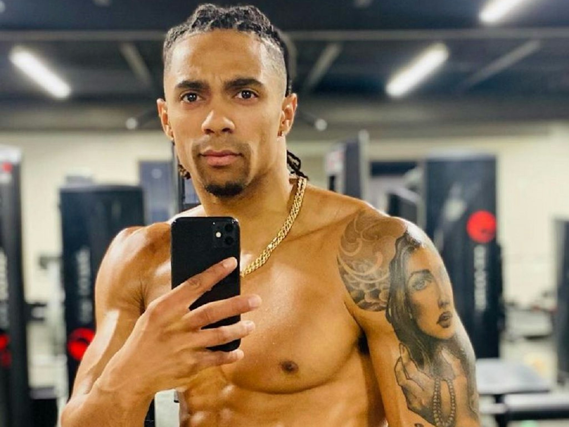 Shai Ross posiert für ein Selfie vor dem Spiegel