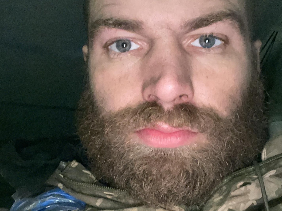 Serhij Wolyna ist einer der letzten Soldaten, die in Mariupol gegen russische Soldaten Stellung bezogen haben. Das Foto teilte er auf seinem Facebook-Account – ebenso wie seine dramatischen Appelle an die Weltgemeinschaft.