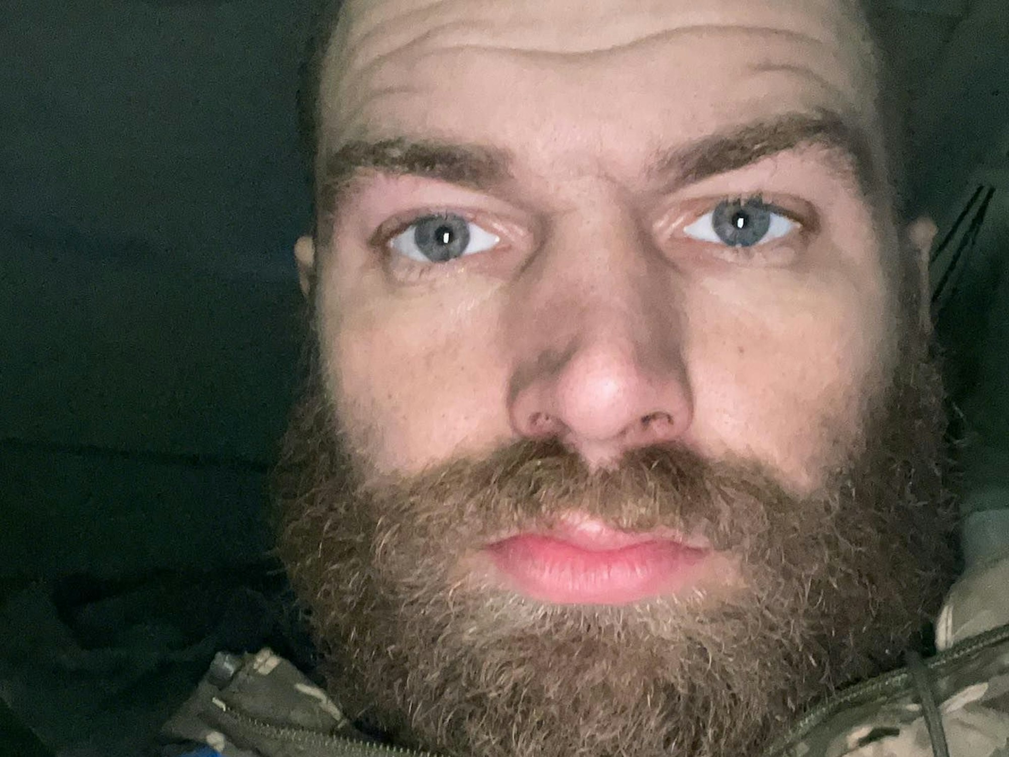 Serhij Wolyna ist einer der letzten Soldaten, die in Mariupol gegen russische Soldaten Stellung bezogen haben. Das Foto teilte er auf seinem Facebook-Account – ebenso wie seine dramatischen Appelle an die Weltgemeinschaft.