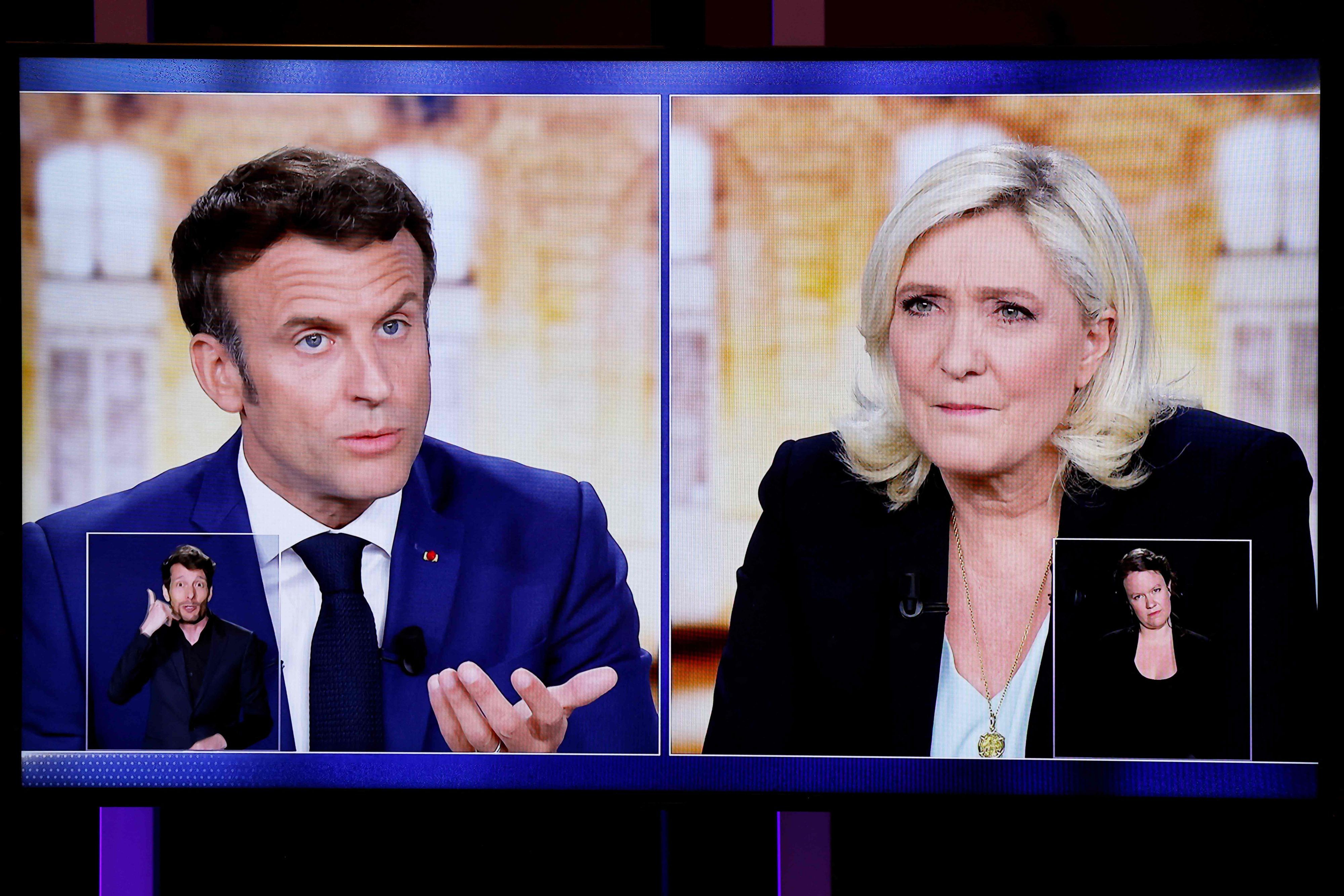 Emmanuel Macron, Präsident von Frankreich und Spitzenkandidat der Partei „La Republique en Marche (LREM)“, und Marine Le Pen, Präsidentschaftskandidatin der rechtsextremen Partei Rassemblement National (RN) am 20. April bei einer TV-Debatte. Am Sonntag (24. April) wählte Frankreich in einer Stichwahl den Präsidenten oder die Präsidentin.