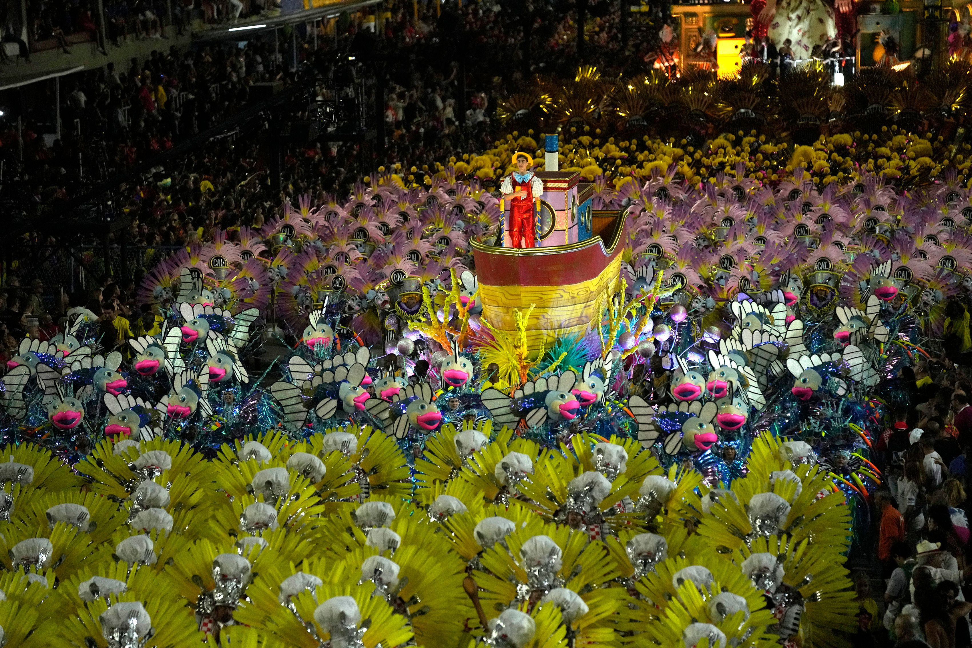 Karneval in Rio de Janeiro: Darstellerinnen und Darsteller der Sambaschule Sao Clemente performen am 23. April 2022 auf einem Wagen im Sambodrom.