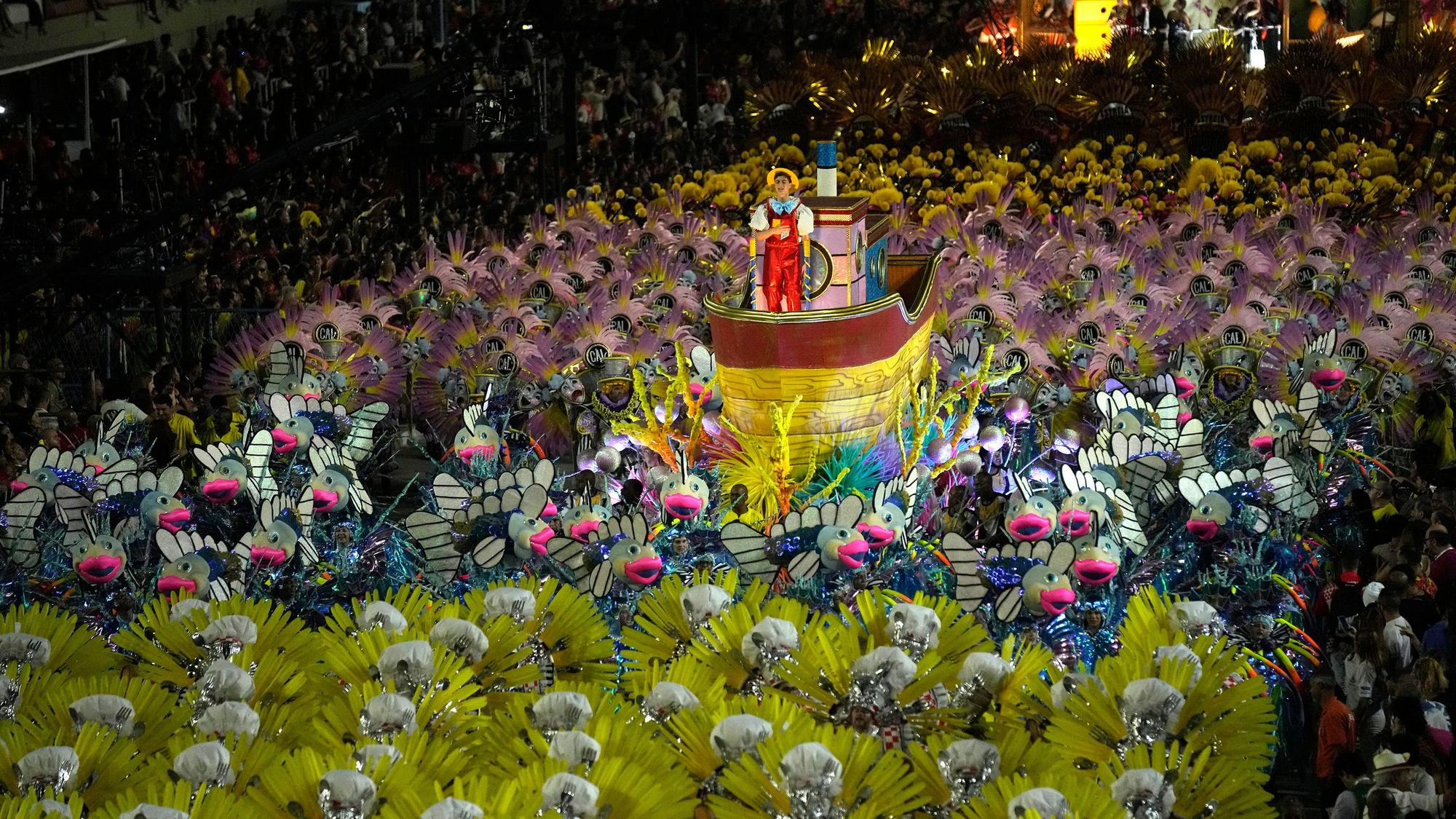 Karneval in Rio de Janeiro: Darstellerinnen und Darsteller der Sambaschule Sao Clemente performen am 23. April 2022 auf einem Wagen im Sambodrom.