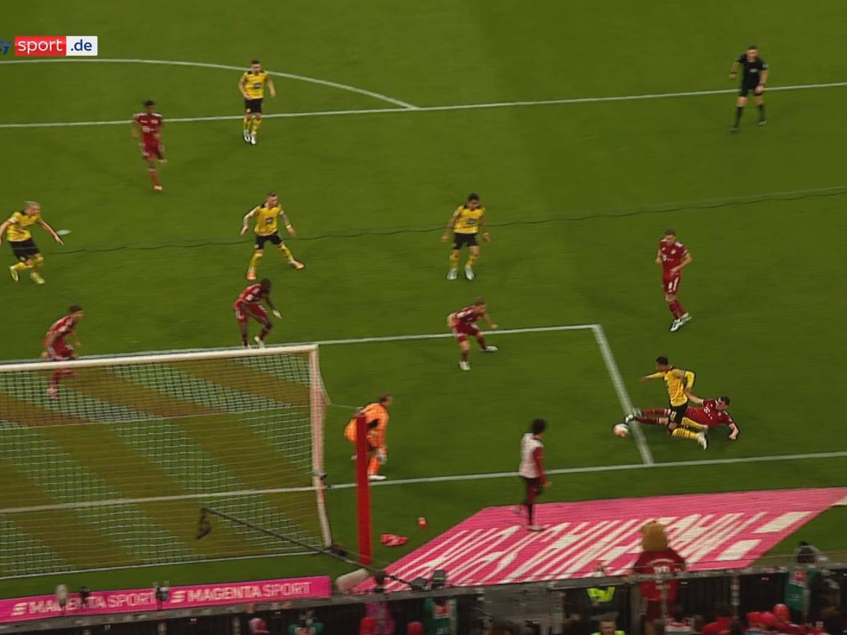 Jude Bellingham kommt im Zweikampf mit Benjamin Pavard zu Fall. Einen Elfmeter gab es für die Szene im Spiel von Bayern München gegen Borussia Dortmund nicht