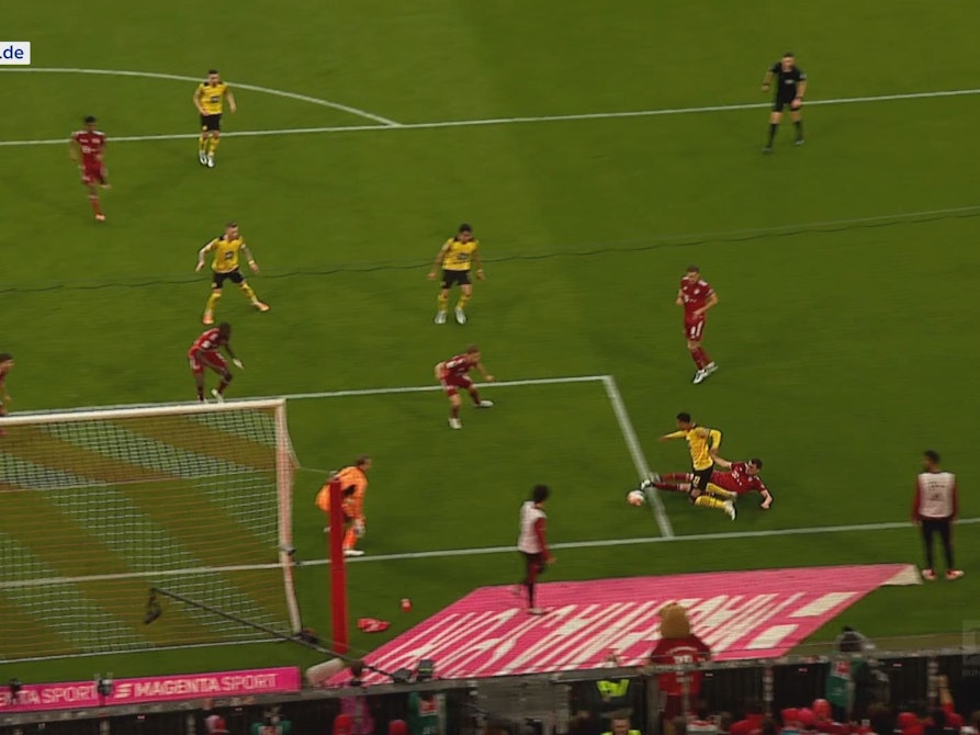 Jude Bellingham kommt im Zweikampf mit Benjamin Pavard zu Fall. Einen Elfmeter gab es für die Szene im Spiel von Bayern München gegen Borussia Dortmund nicht