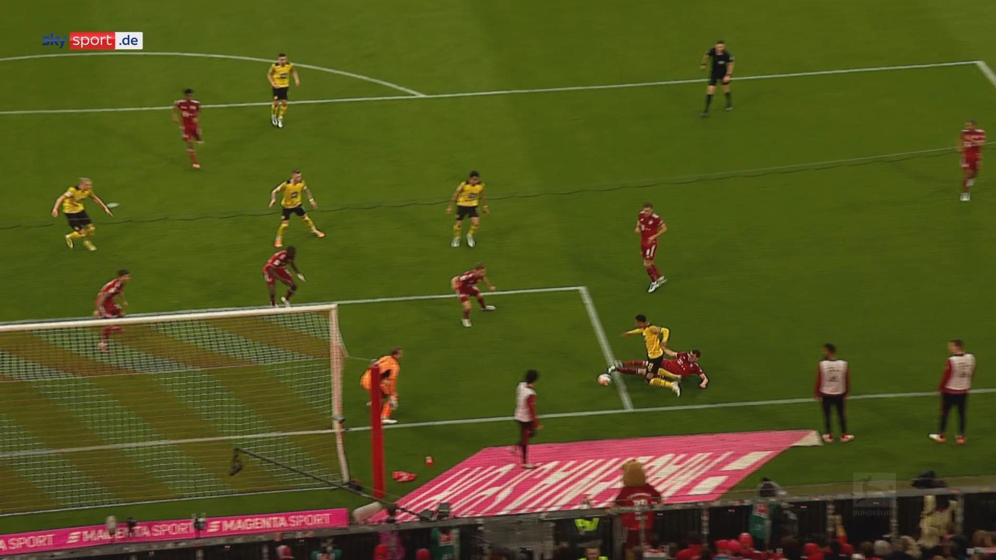 Jude Bellingham kommt im Zweikampf mit Benjamin Pavard zu Fall. Einen Elfmeter gab es für die Szene im Spiel von Bayern München gegen Borussia Dortmund nicht