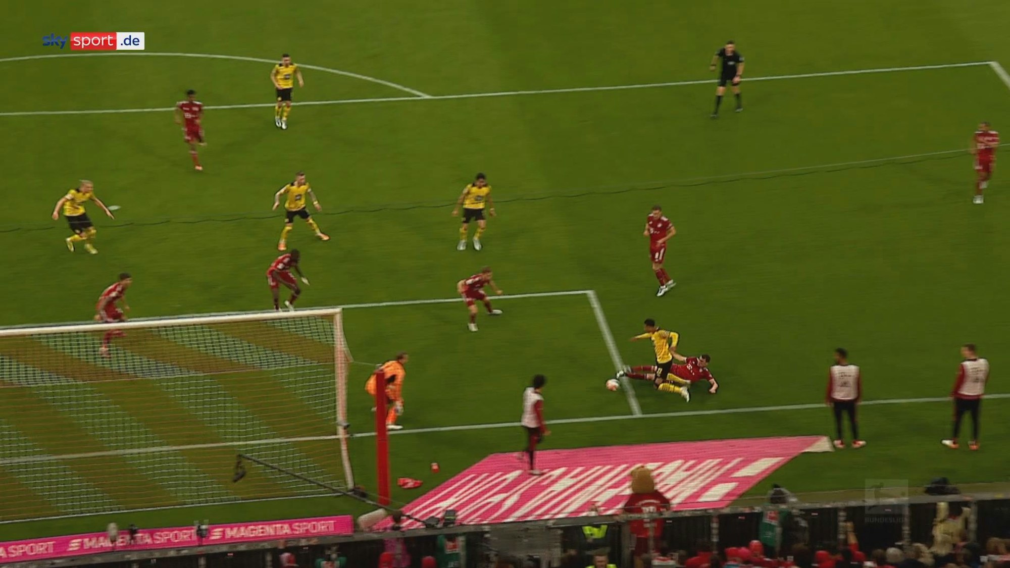 Jude Bellingham kommt im Zweikampf mit Benjamin Pavard zu Fall. Einen Elfmeter gab es für die Szene im Spiel von Bayern München gegen Borussia Dortmund nicht