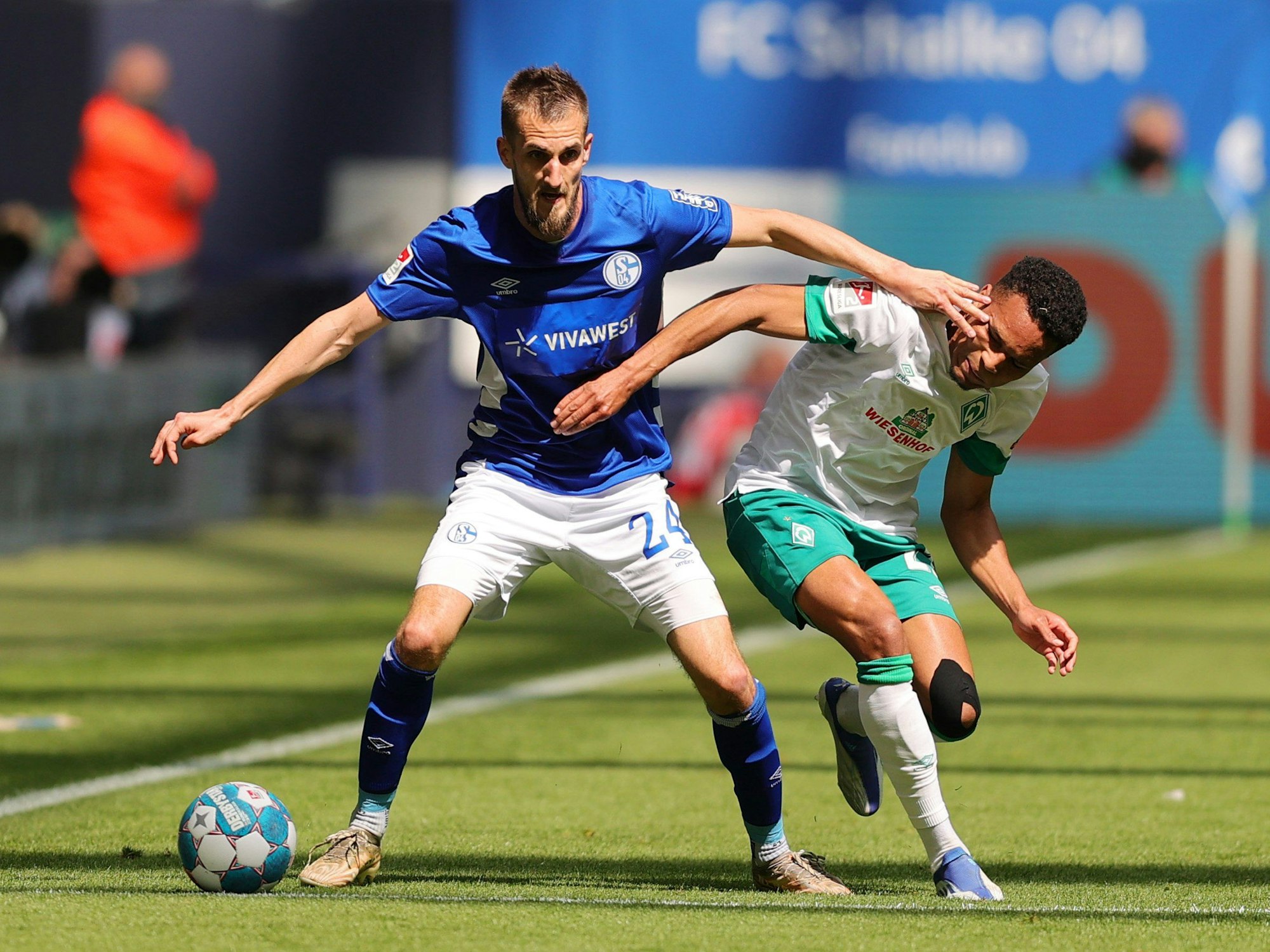 Dominick Drexler im Zweikampf mit Felix Agu