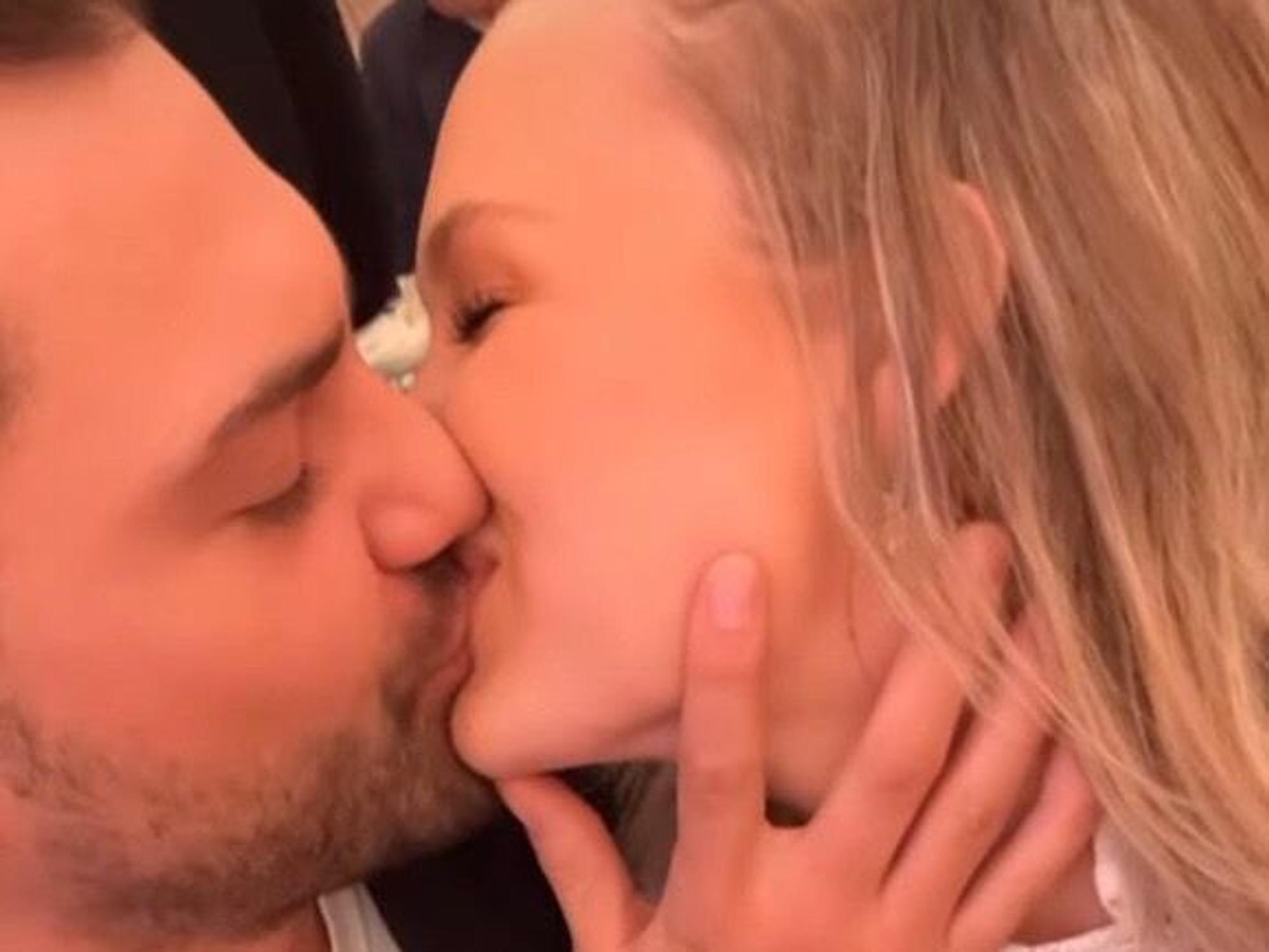 Jimi Blue Ochsenknecht postet am Freitag (22. April) in einer Instagram-Story ein Video von sich und Laura Marie Geissler – beide küssen sich.