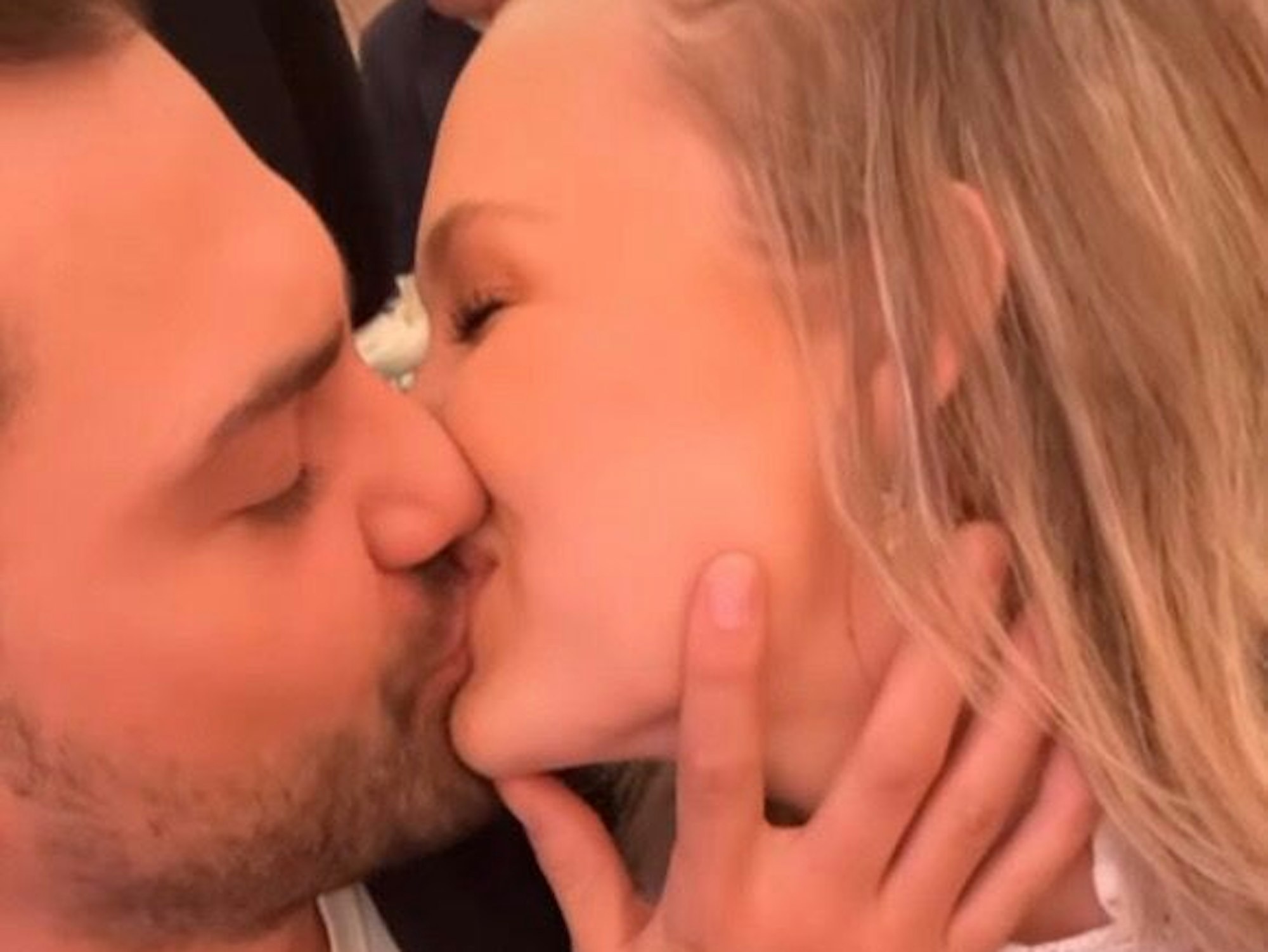 Jimi Blue Ochsenknecht postet am Freitag (22. April) in einer Instagram-Story ein Video von sich und Laura Marie Geissler – beide küssen sich.