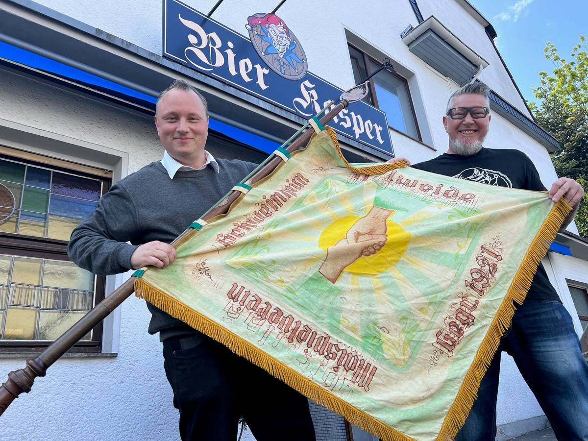 Thomas Gladisch (l.) und Peter Radomski vor der Kneipe Bierkasper in Köln-Holweide.