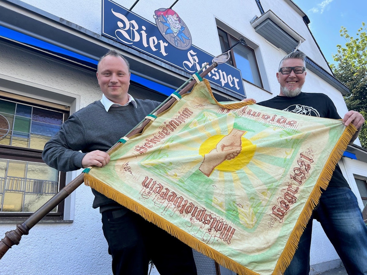 Thomas Gladisch (l.) und Peter Radomski vor der Kneipe Bierkasper in Köln-Holweide.