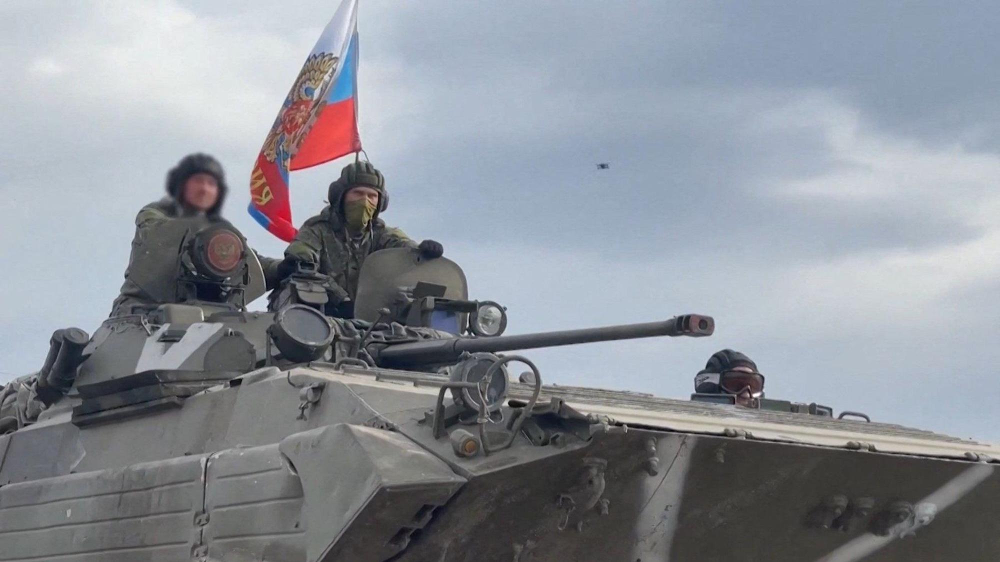 Das Foto aus einem Video, das am 22. April vom russischen Verteidigungsministerium veröffentlicht worden ist, zeigt eine russische Panzereinheit, die in der Region um Charkiw unterwegs sein soll.
