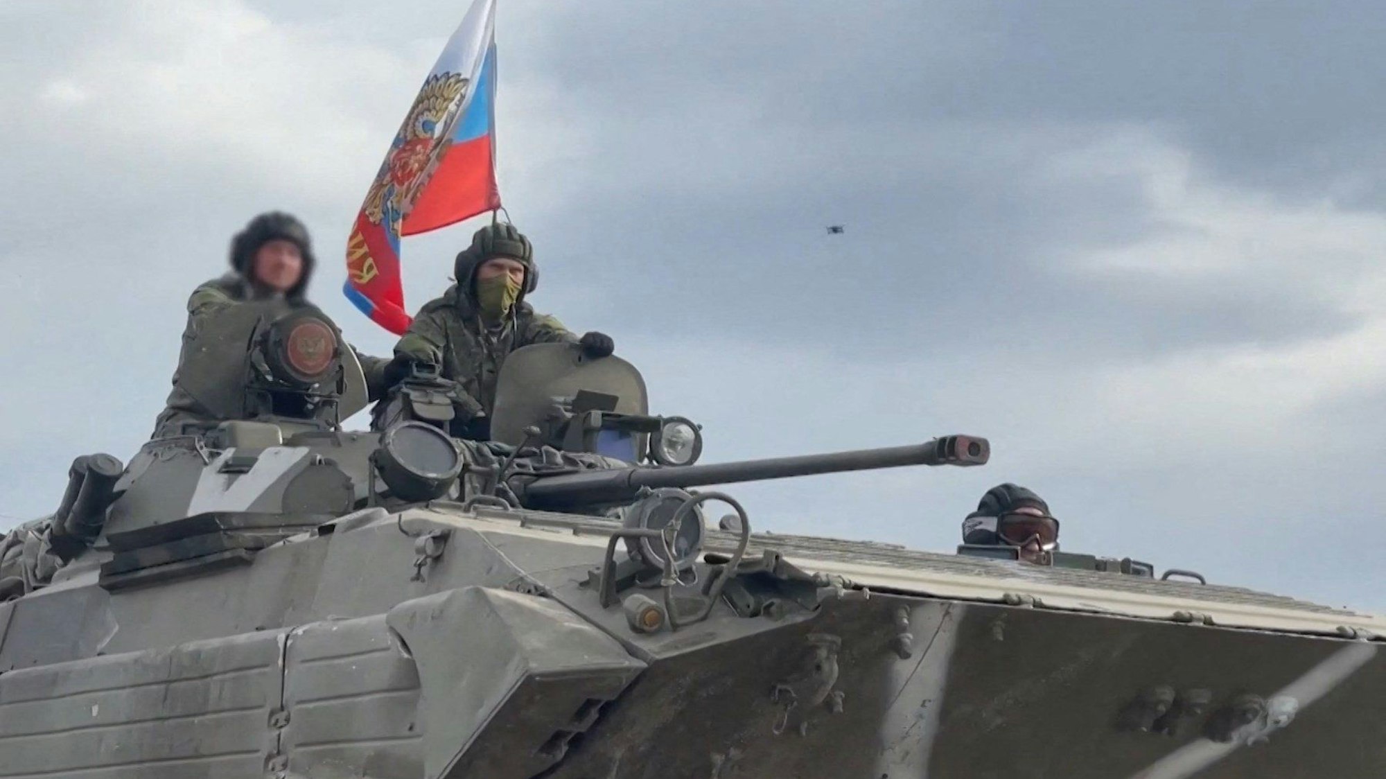 Das Foto aus einem Video, das am 22. April vom russischen Verteidigungsministerium veröffentlicht worden ist, zeigt eine russische Panzereinheit, die in der Region um Charkiw unterwegs sein soll.