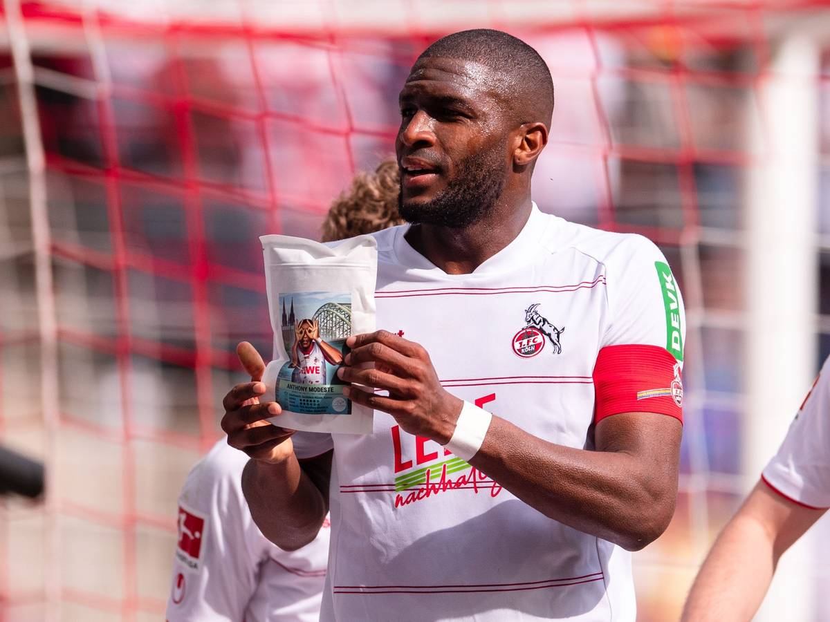 Anthony Modeste jubelt für den 1. FC Köln gegen Arminia Bielefeld.