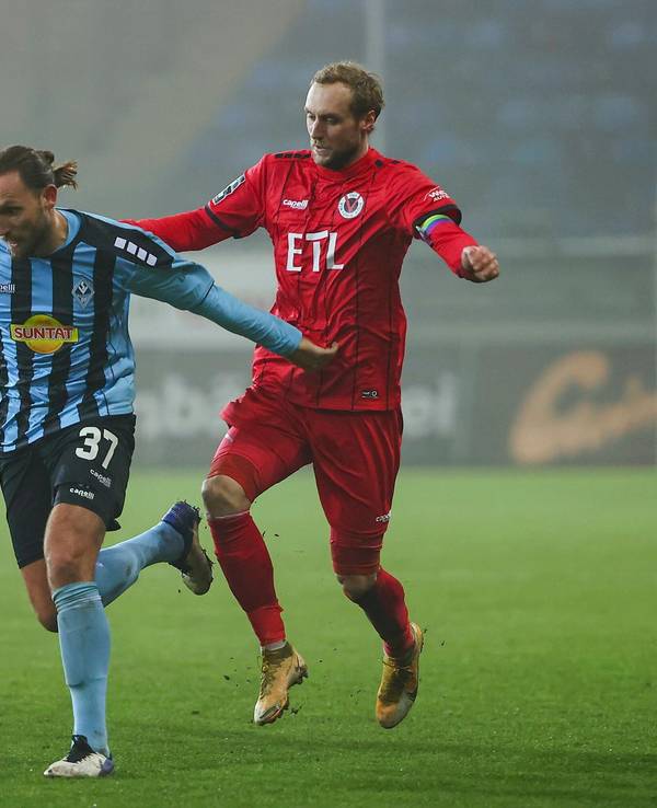 Marco Höger im Spiel von Waldhof Mannheim gegen Viktoria Köln im Laufduell mit Ex-Teamkollege Marcel Risse .