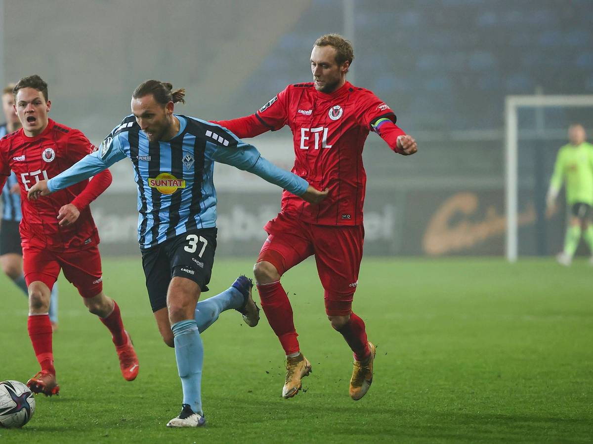 Marco Höger im Spiel von Waldhof Mannheim gegen Viktoria Köln im Laufduell mit Ex-Teamkollege Marcel Risse .