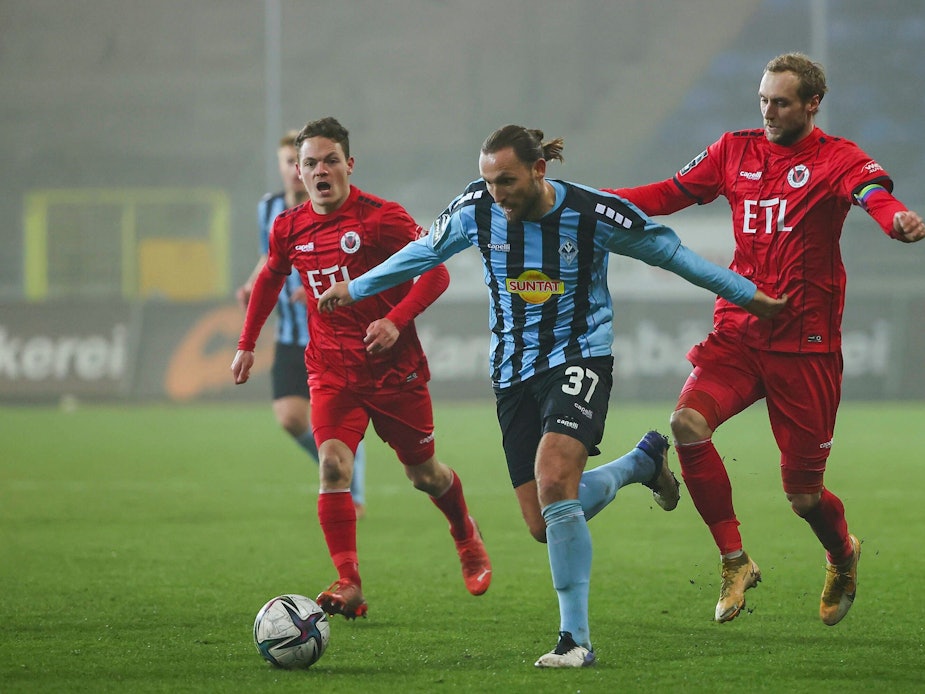 Marco Höger im Spiel von Waldhof Mannheim gegen Viktoria Köln im Laufduell mit Ex-Teamkollege Marcel Risse .