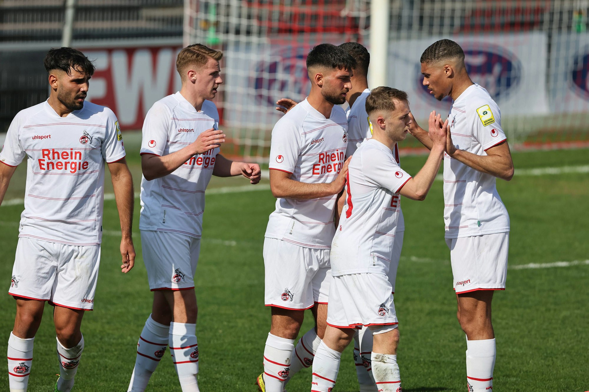 1. FC Köln: die Spieler der zweiten Mannschaft in der Regionalliga West jubeln.