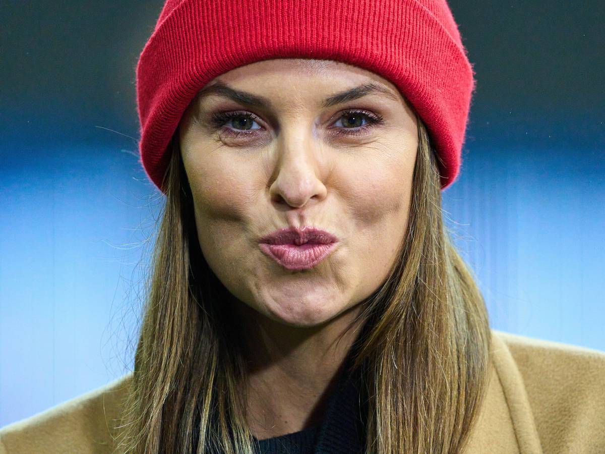 Laura Wontorra formt bei einem Bundesliga-Spiel einen Kuss-Mund in die Kamera.