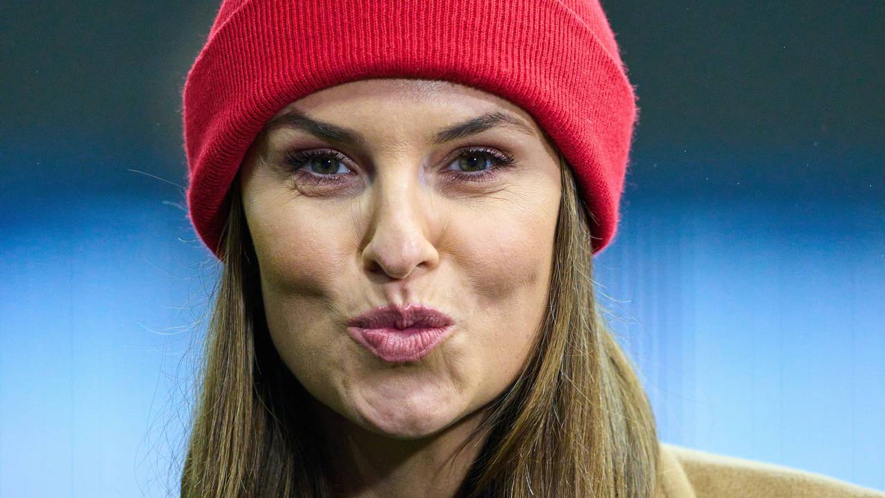 Laura Wontorra formt bei einem Bundesliga-Spiel einen Kuss-Mund in die Kamera.