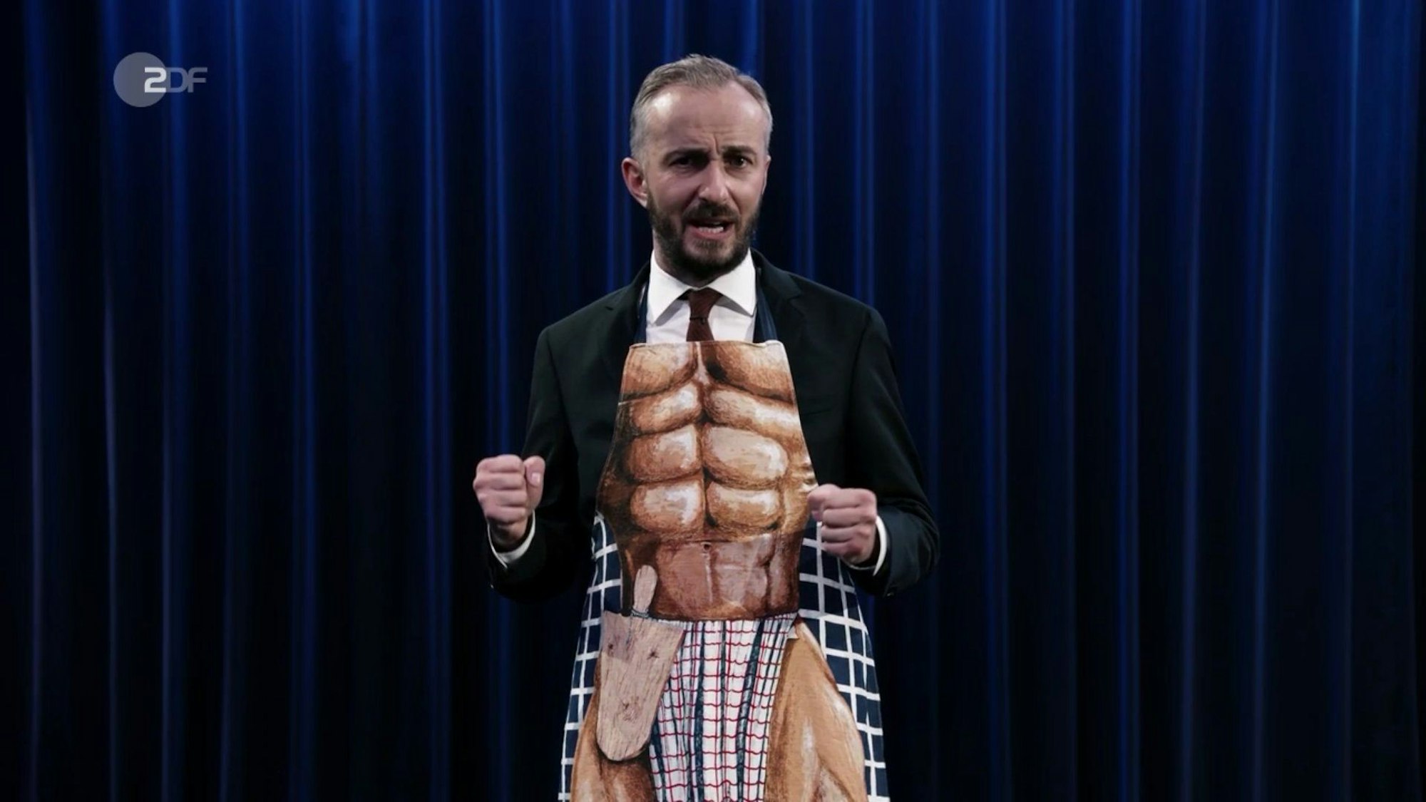 Moderator Jan Böhmermann steht in Grillschürze vor der Kamera.