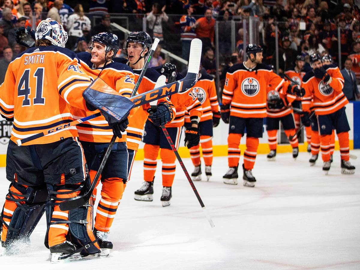 Die Edmonton Oilers bejubeln ihren Sieg über die Colorado Avalanche am 22. April 2022