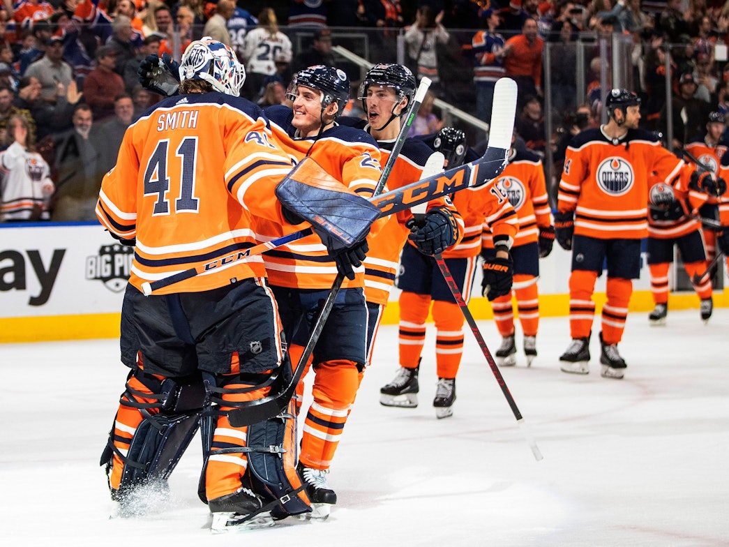 Die Edmonton Oilers bejubeln ihren Sieg über die Colorado Avalanche am 22. April 2022