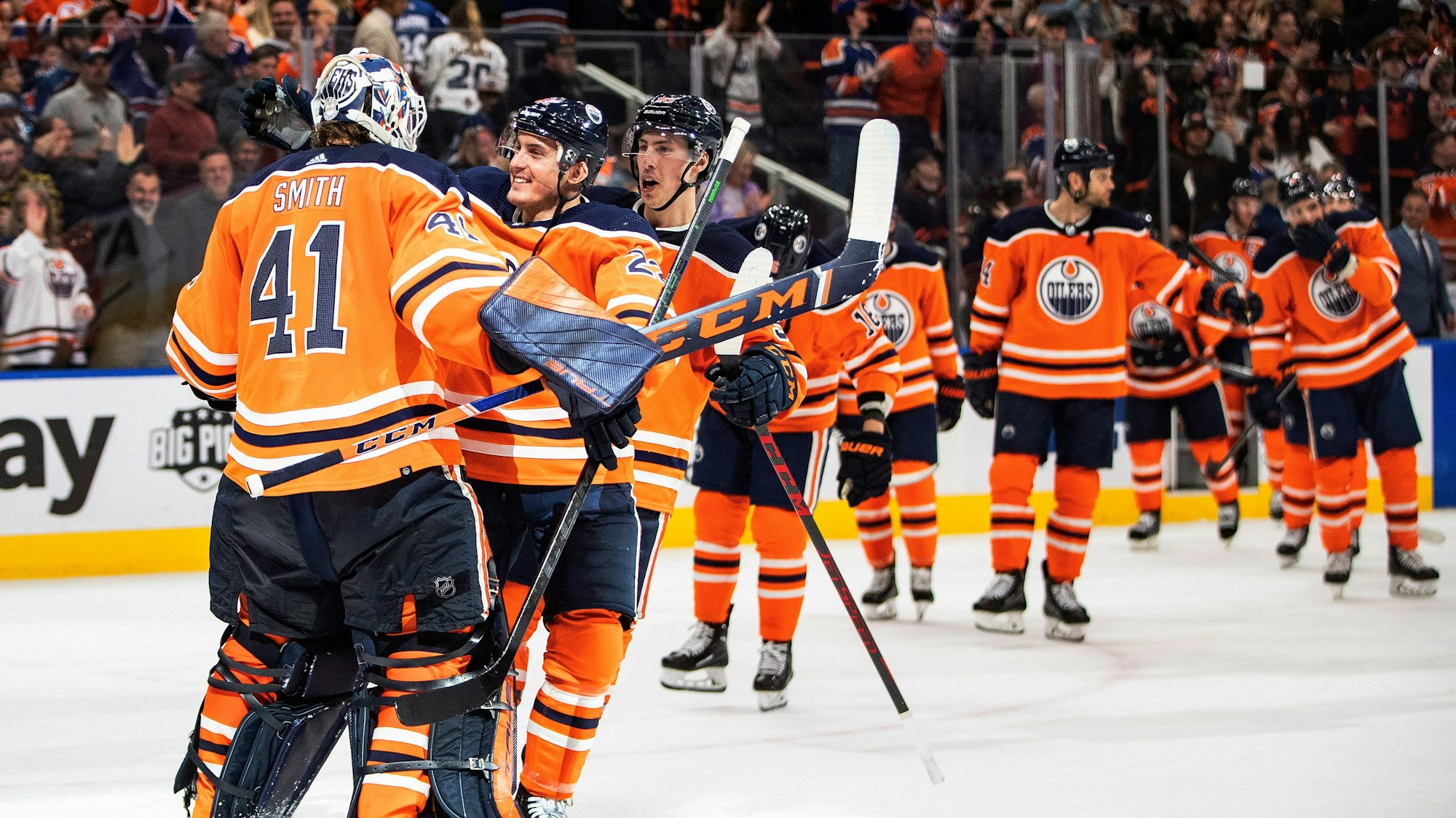 Die Edmonton Oilers bejubeln ihren Sieg über die Colorado Avalanche am 22. April 2022