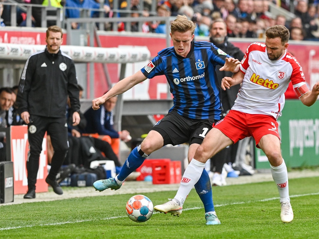 Benedikt Gimber im Zweikampf mit Mikkel Kaufmann