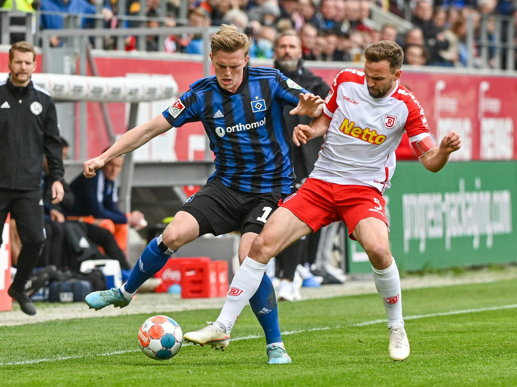 Benedikt Gimber im Zweikampf mit Mikkel Kaufmann