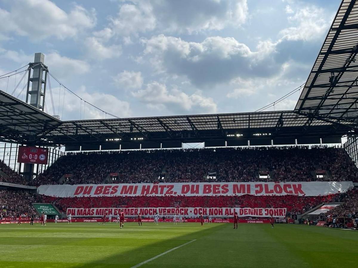 Die Fans des 1. FC Köln zeigen eine Choreo.