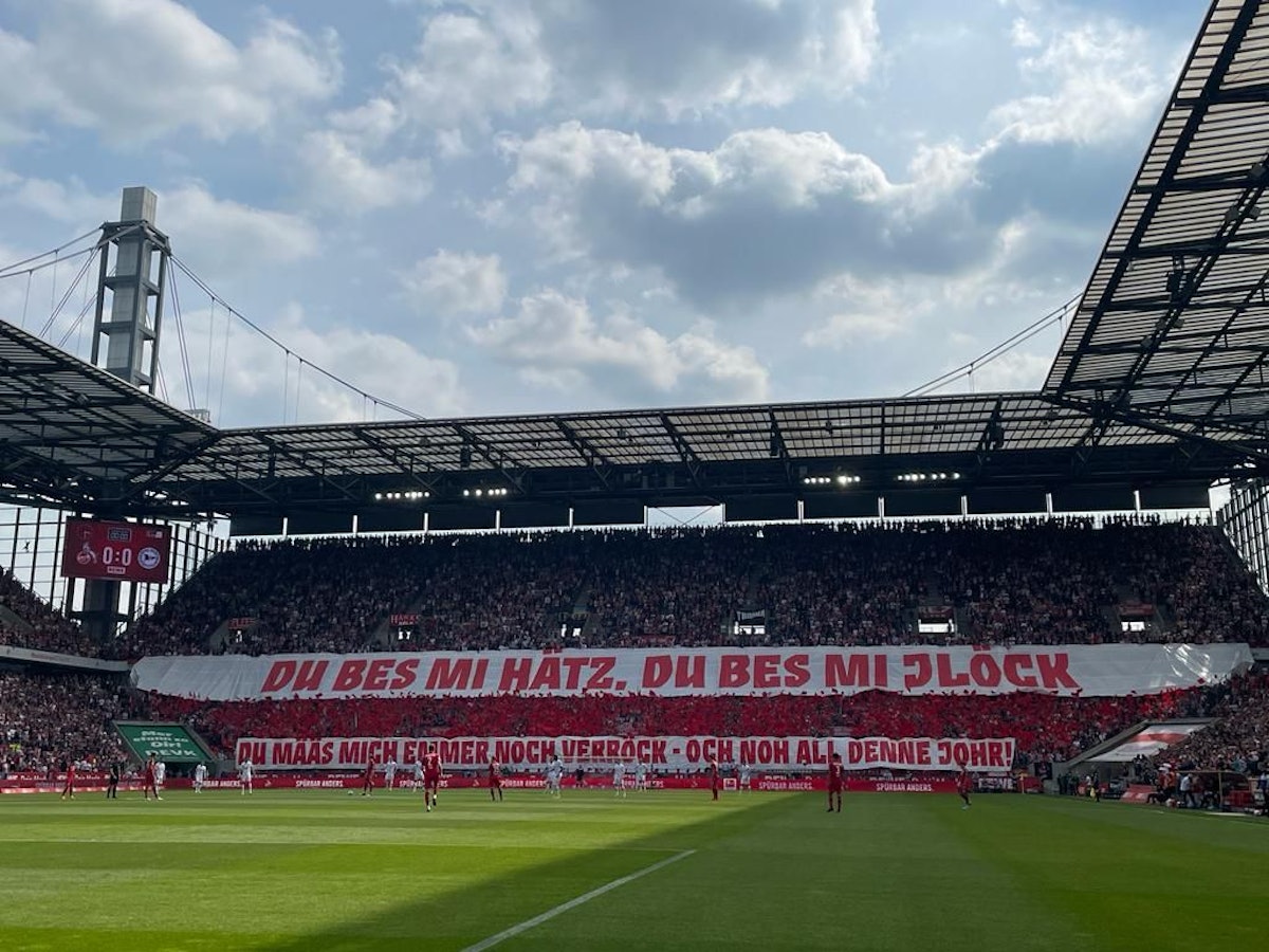 Die Fans des 1. FC Köln zeigen eine Choreo.