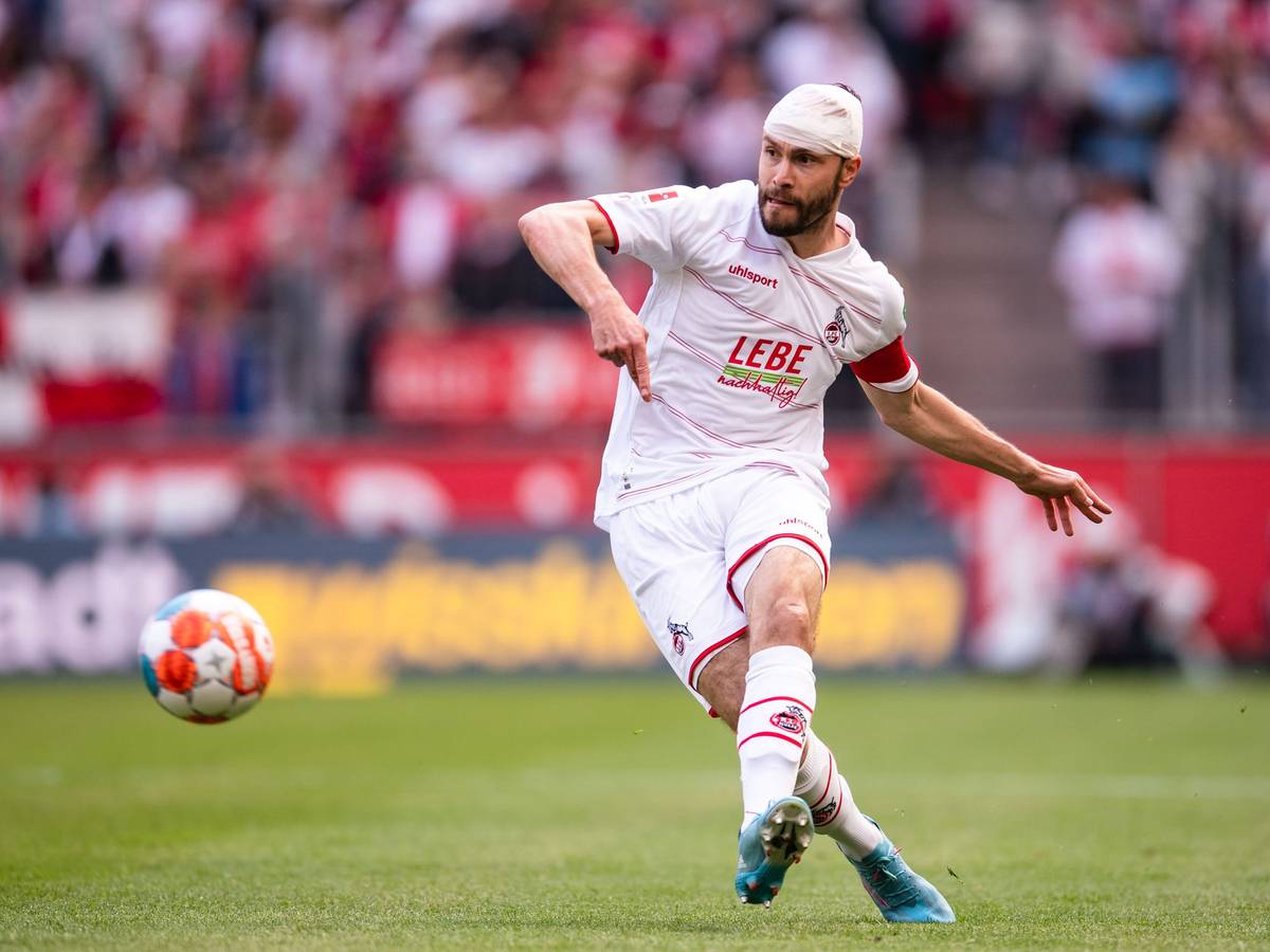 Jonas Hector machte gegen Arminia Bielefeld am 23. April 2022 zunächst mit Turban weiter, musste dann aber doch raus.