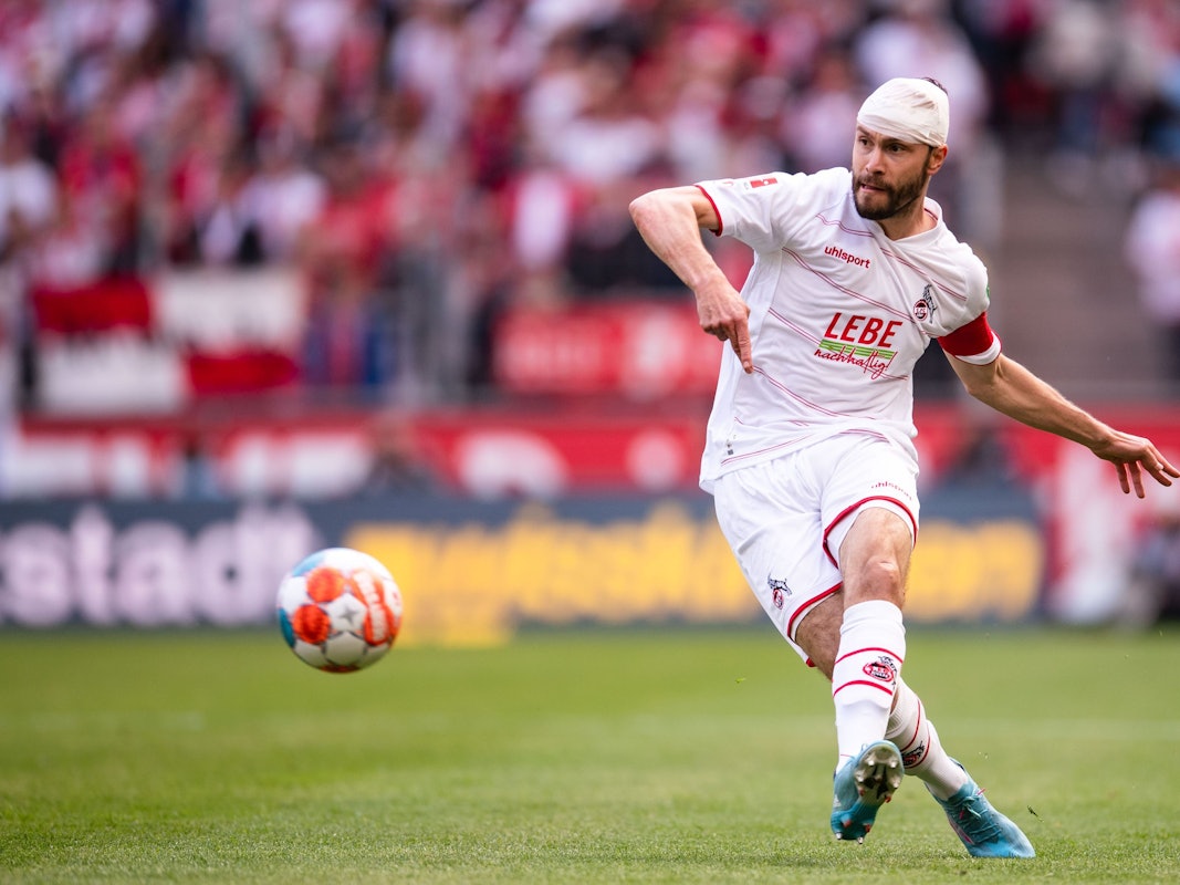 Jonas Hector machte gegen Arminia Bielefeld am 23. April 2022 zunächst mit Turban weiter, musste dann aber doch raus.