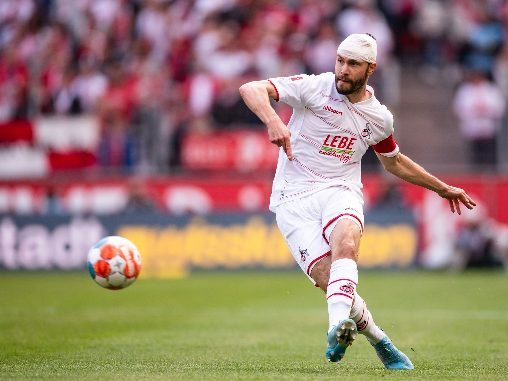 Jonas Hector machte gegen Arminia Bielefeld am 23. April 2022 zunächst mit Turban weiter, musste dann aber doch raus.