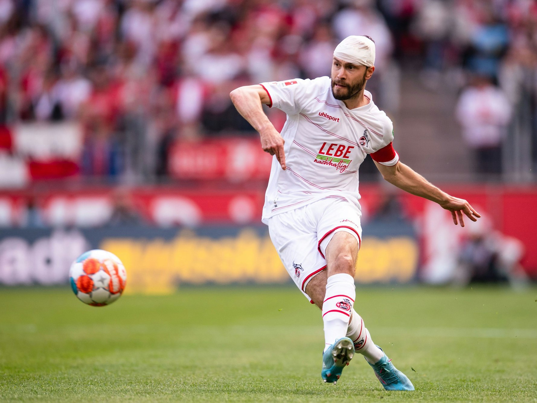 Jonas Hector machte gegen Arminia Bielefeld am 23. April 2022 zunächst mit Turban weiter, musste dann aber doch raus.