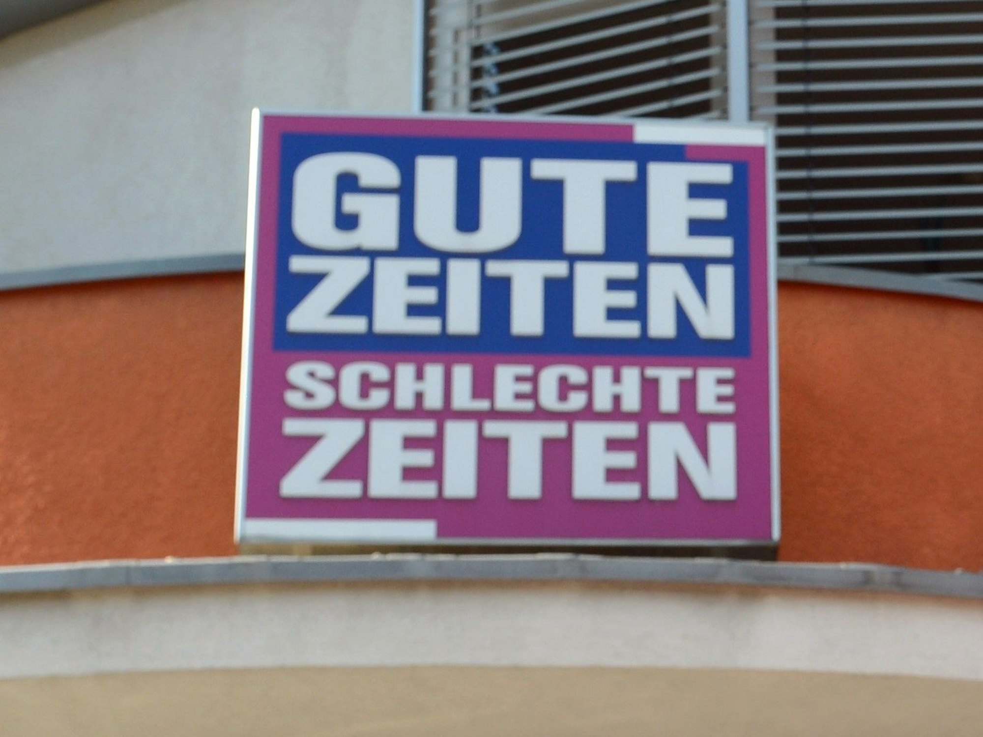 Das Foto zeigt das GZSZ-Logo in Potsdam-Babelsberg vor den Bürogebäuden der Produktion.