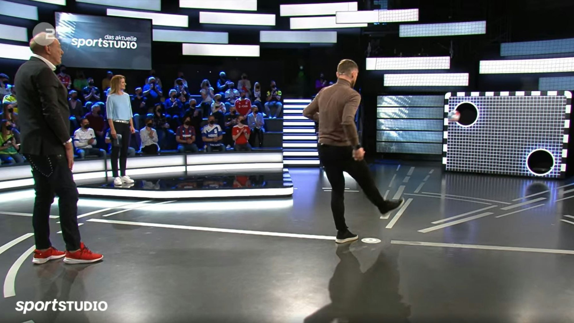 Lukas Püttmann steht neben Moderatorin Katrin Müller-Hohenstein im aktuellen Studio.