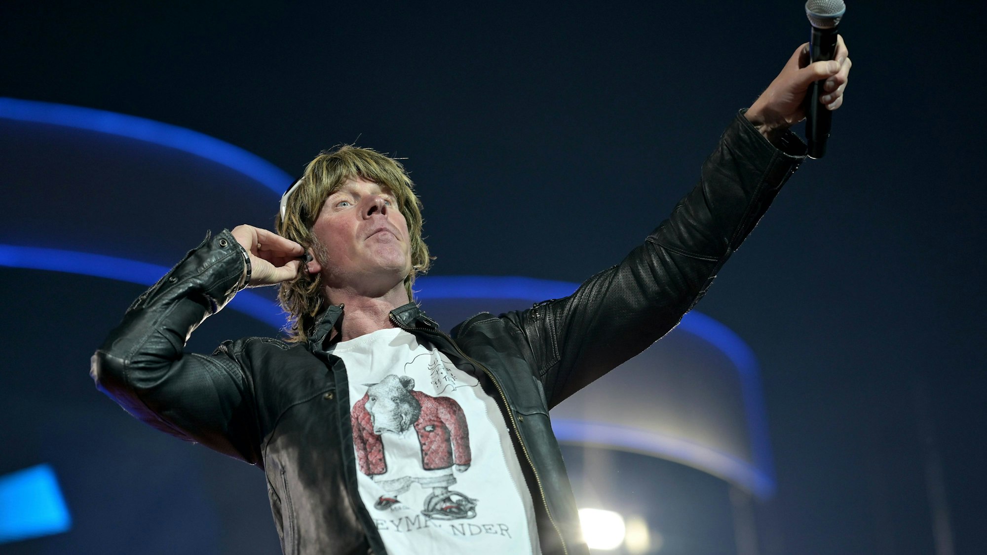 Putzmunter auf der Bühne der Lanxess-Arena. Mickie Krause bei der „Schlagernacht des Jahres“ am 23. April 2022.