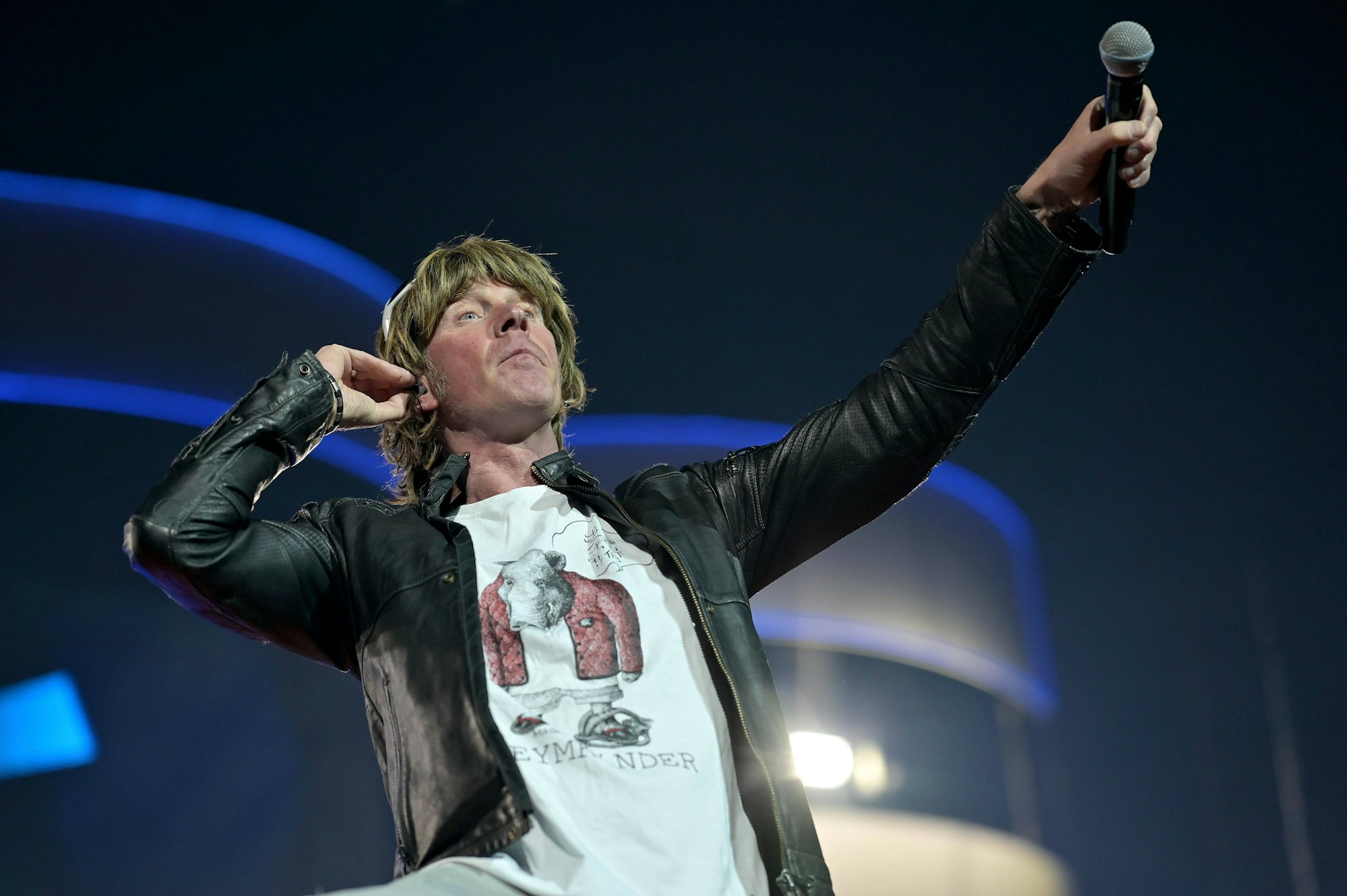 Mickie Krause hält bei "Die Schlagernacht des Jahres 2022" am 23.04.2022 in der Lanxess Arena in Köln ein Mirkofon in Richtung der Fans.