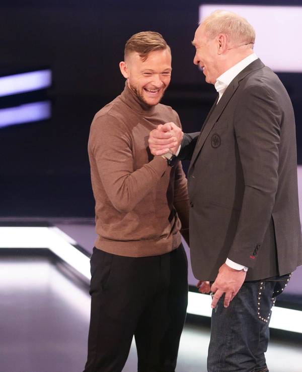 Lukas Püttmann steht neben Peter Fischer im aktuellen Sportstudio.